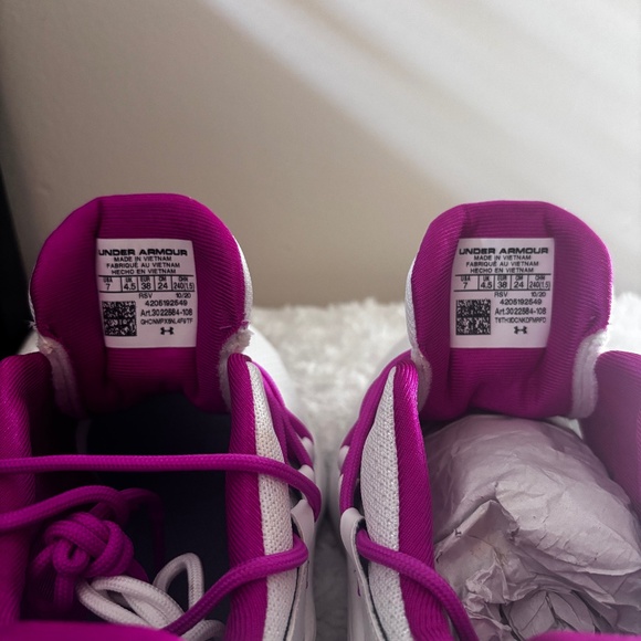 Tennis shoes - Picture 1 of 8